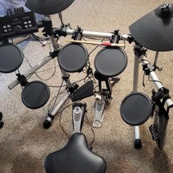 Yamaha DTX500 Electric Drum Set / Chair