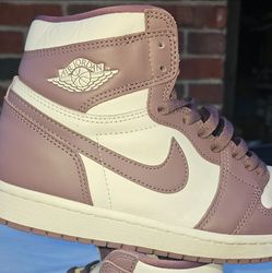Nike Air Jordan 1 Retro High OG shoes in the 'Mauve' colorway.  size 8M.