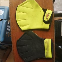 Speedo Aquatic Training Gloves $5