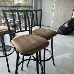 SET OF BAR STOOLS 