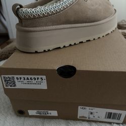 Ugg Women’s Tazz Slippers Size 8.   BRAND NEW