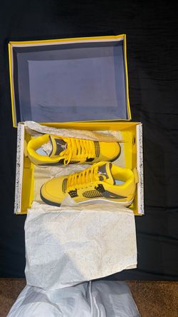 🔥Jordan 4 Retro 'Lightning' SIZE 8.5🔥