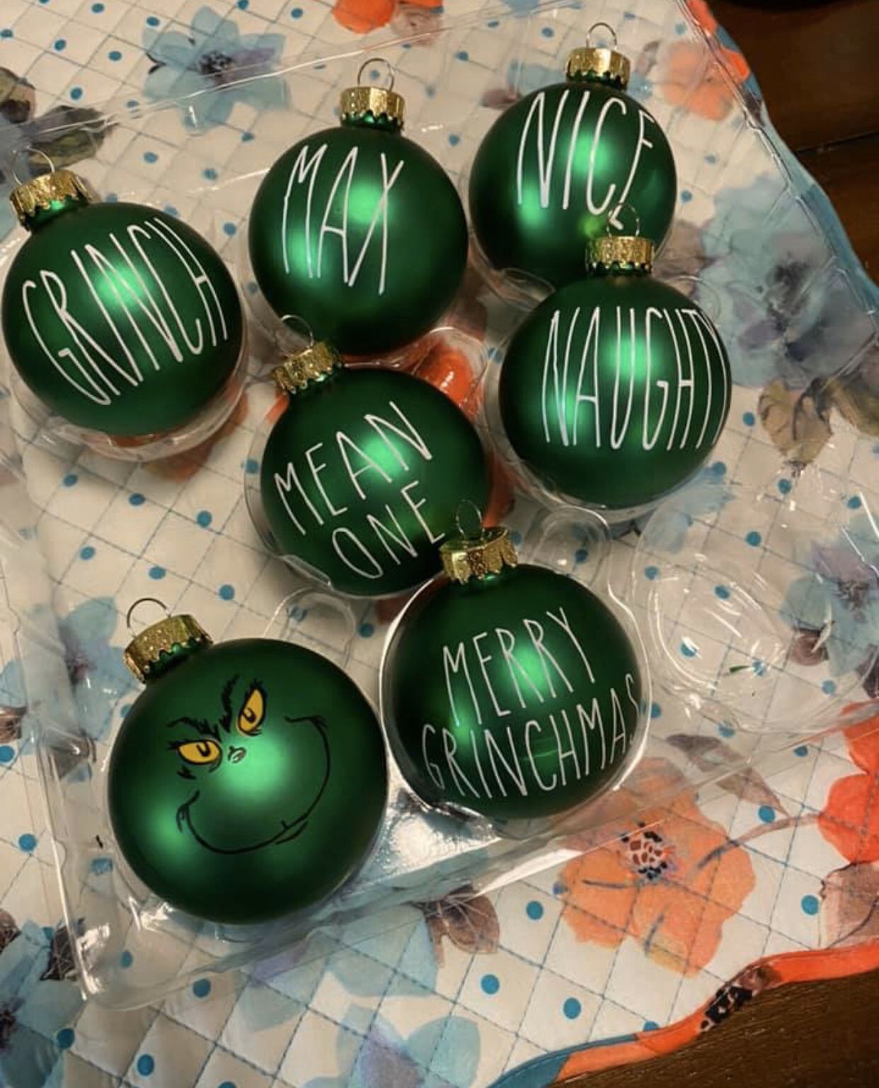 Grinch ornament set