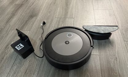 Roomba j5 - likely new - used less than a month