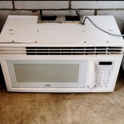 MICROWAVE OVEN 110V EXCELLENT CONDITION AND VERY CLEAN 