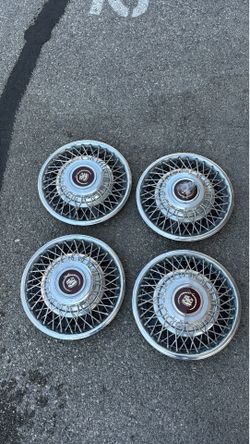 GM 1635123 1(contact info removed) Cadillac Fleetwood Brougham Wire Spoke Hub Cap w Red Emblem