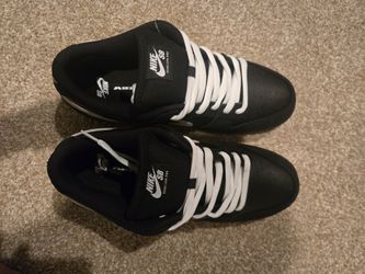 Nike dunk low pro sb black white gum