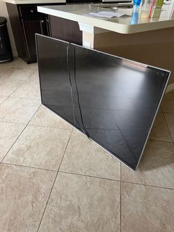Hisense 50” Large Flat Screen TV with Silver Bezel