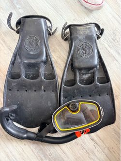 Snorkel, find and goggles