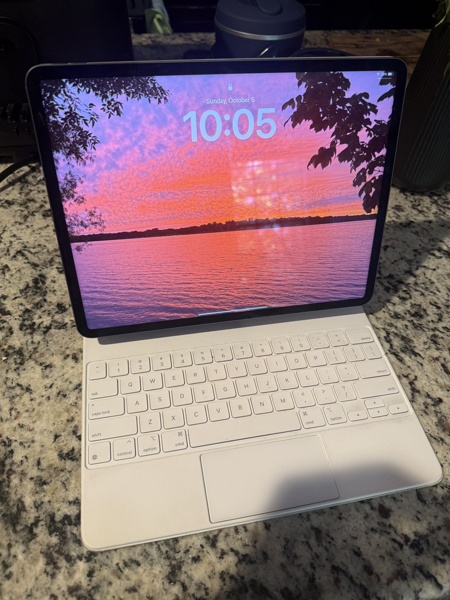 📱 Apple iPad Pro 12.9” (5th Gen, 256GB) + Magic Keyboard – Excellent Condition