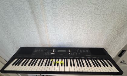 Yamaha PSR EW 300 keyboard w stand