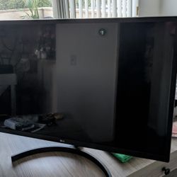 LG 32 In LED Monitor (Non Curved)