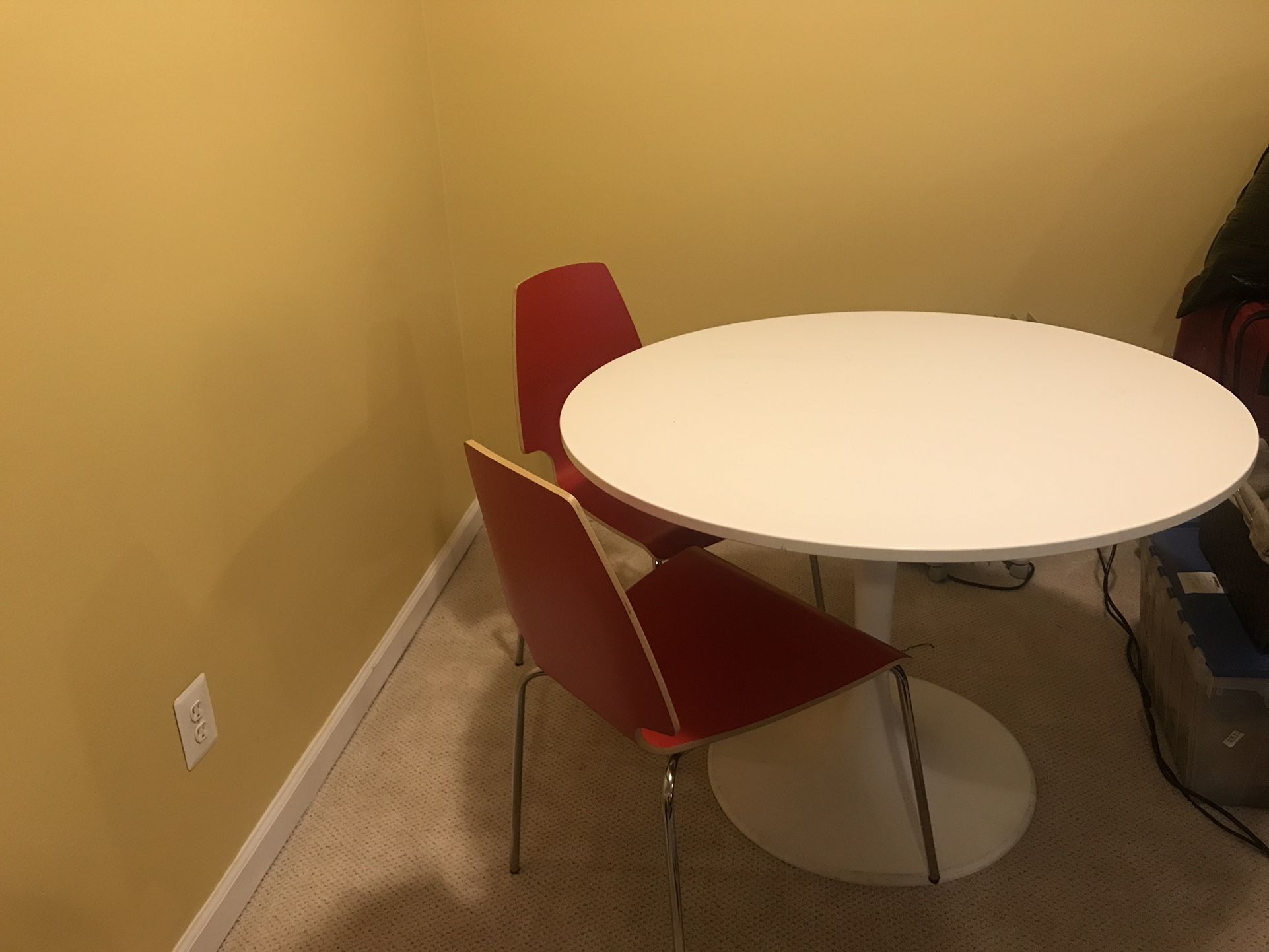 Round White Table, Red chairs