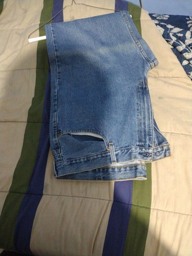 550 Levi's size 44X32