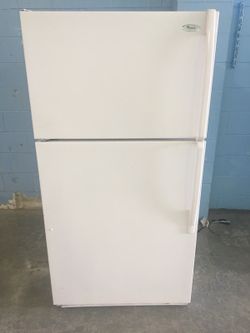 21 Cubic Foot Refrigerator With Ice Maker