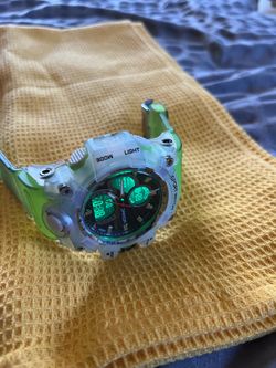 Glow in the dark whatch fluorescent green an white