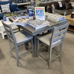 Lovely Dining Set ✨🥰 Easy Financing Available ✨🤍 Free Delivery 🚚 