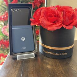 Valentine’s Day Sale! Motorola Razr 2025 Tracfone 256GB - Blue