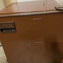 Avanti 17-7 RC/RA/RW Mini Fridge Brown <5 Cu. Ft. 1 Door 18.5"x20"x20"