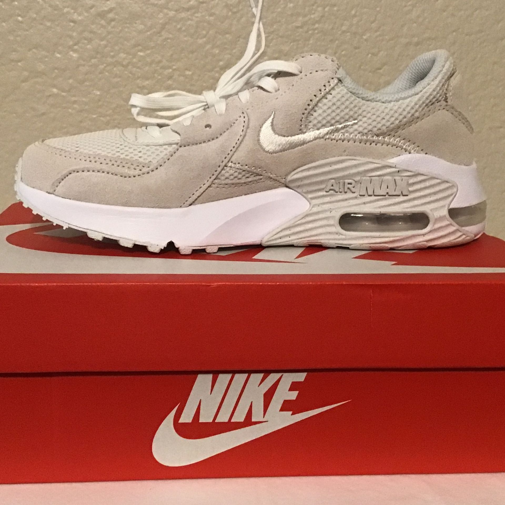 NIKE WOMENS AIR MAX EXCEE SHOE SIZE 6.5