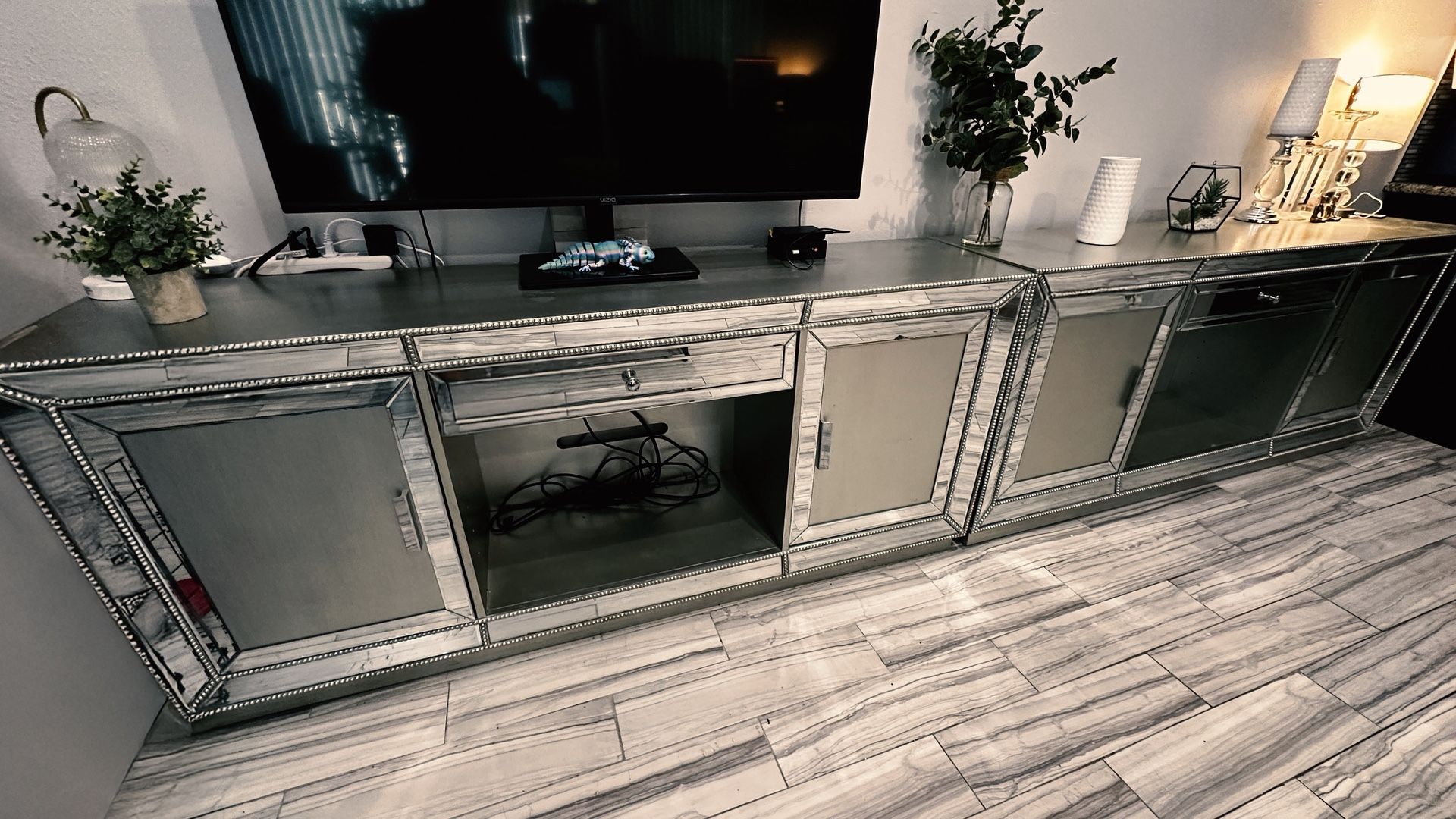 ✨ Silver Mirrored TV Stands (Set of 2) – Rooms To Go – Moving Sale! ✨ - $300 (Holiday)