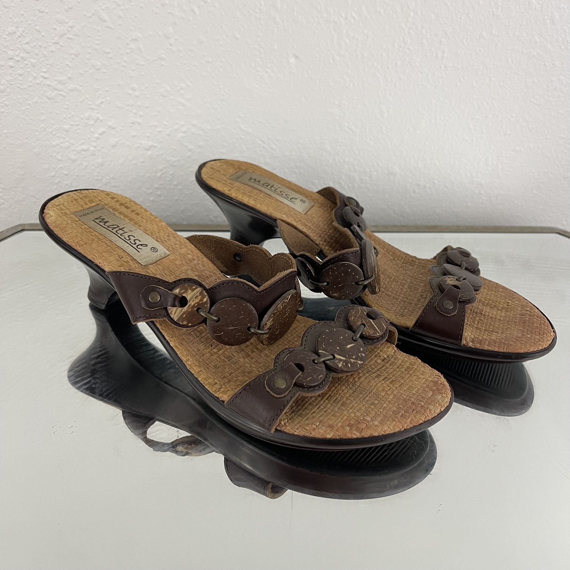 MATISSE Y2K Brown Tan Leather Wooden Circle Bead Dual Strap Kitten Heel Sandals