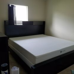 Kind Bed With Memory Foam Mattress, Dresser And Mirror