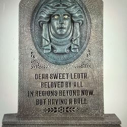 Disney 2.5ft The Haunted Mansion Talking Madame Leota Tombstone 