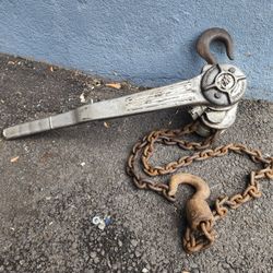 CM Coffing 1.5 ton cap Ratchet Lever Hoist chain come along 5' lift, in good condition.