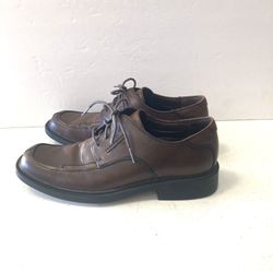 Clarks brown leather dress shoes size 9. Comfortable rubber soles