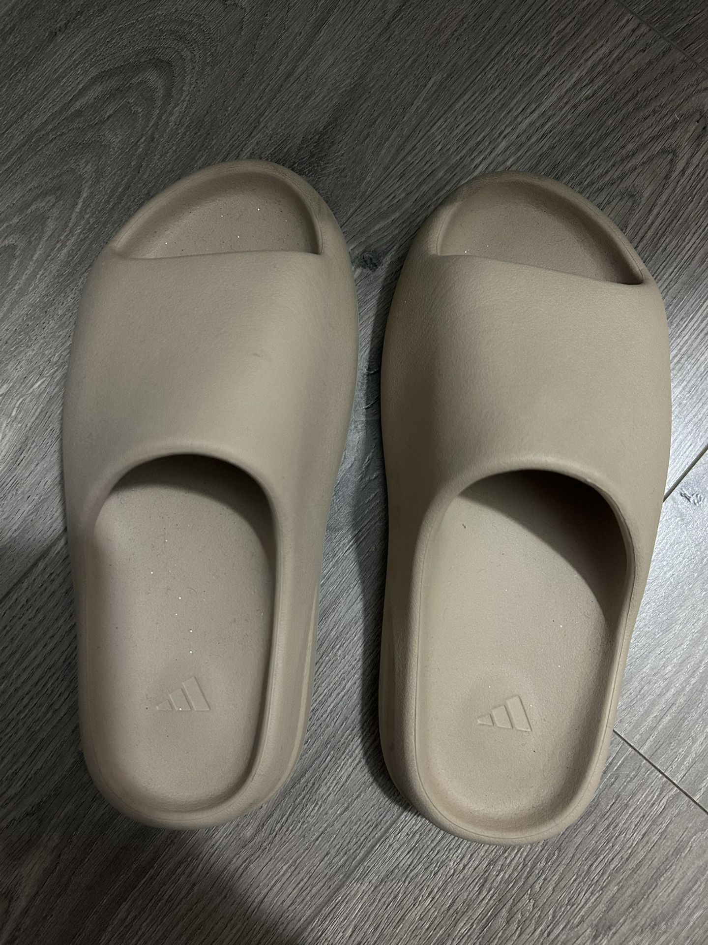 Beige Adidas Yeezy Slides Size: 8, fits Women’s Size 8.5