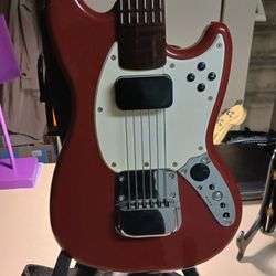 Xbox Xbox 360. Rock Band 3 Fender Mustang Rare Contour Body ☆ Teaches Students How To Play Guitar ☆ With A Built-in Pickup Extremely Rare