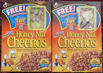 VITAGE 1999 HONEY NUT CHEERIOS CEREAL BOX W/ TOY STORY 2 BULLSEYE & JESSIE DANGLER. (FLO)