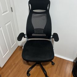 Mesh Office Chair with Armrests Good Conditions 
