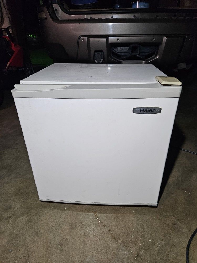 Mini Fridge Refrigerator. 