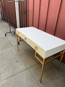 White desk lacquer finish