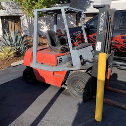 FORKLIFT TOYOTA