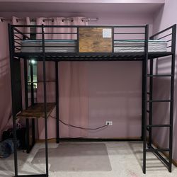 Loft Bed/Bunk Bed With Desk 