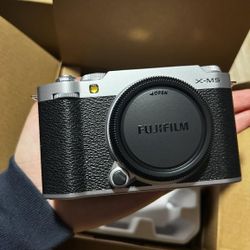 Fujifilm X-M5 Mirrorless Camera Body – Excellent Condition