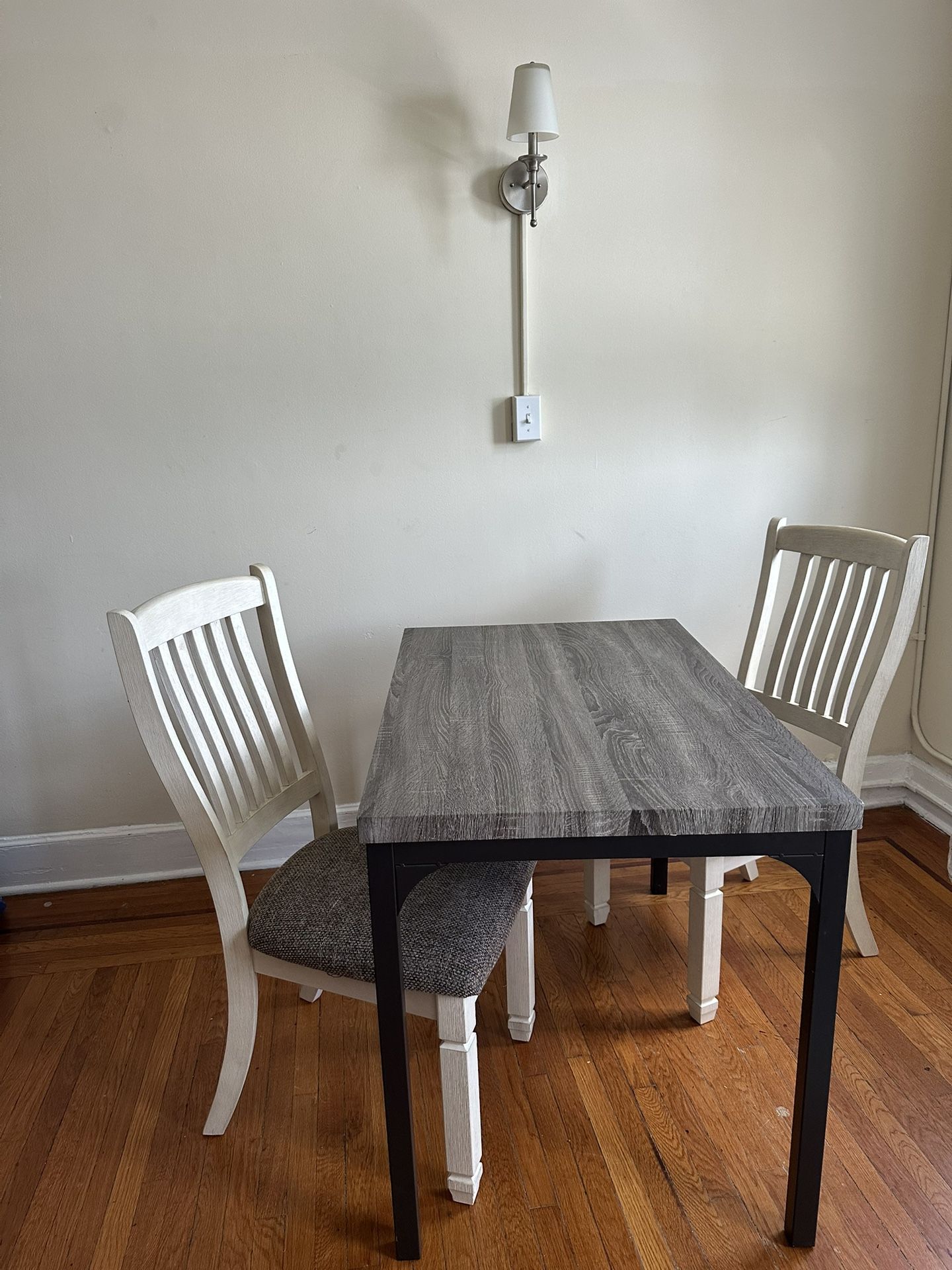Table AND/OR 2 dining chairs