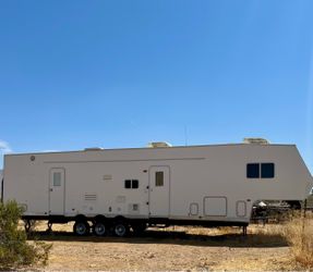 HUGE TOY HAULER / FIFTH WHEEL — HARD TO FIND SETUP!