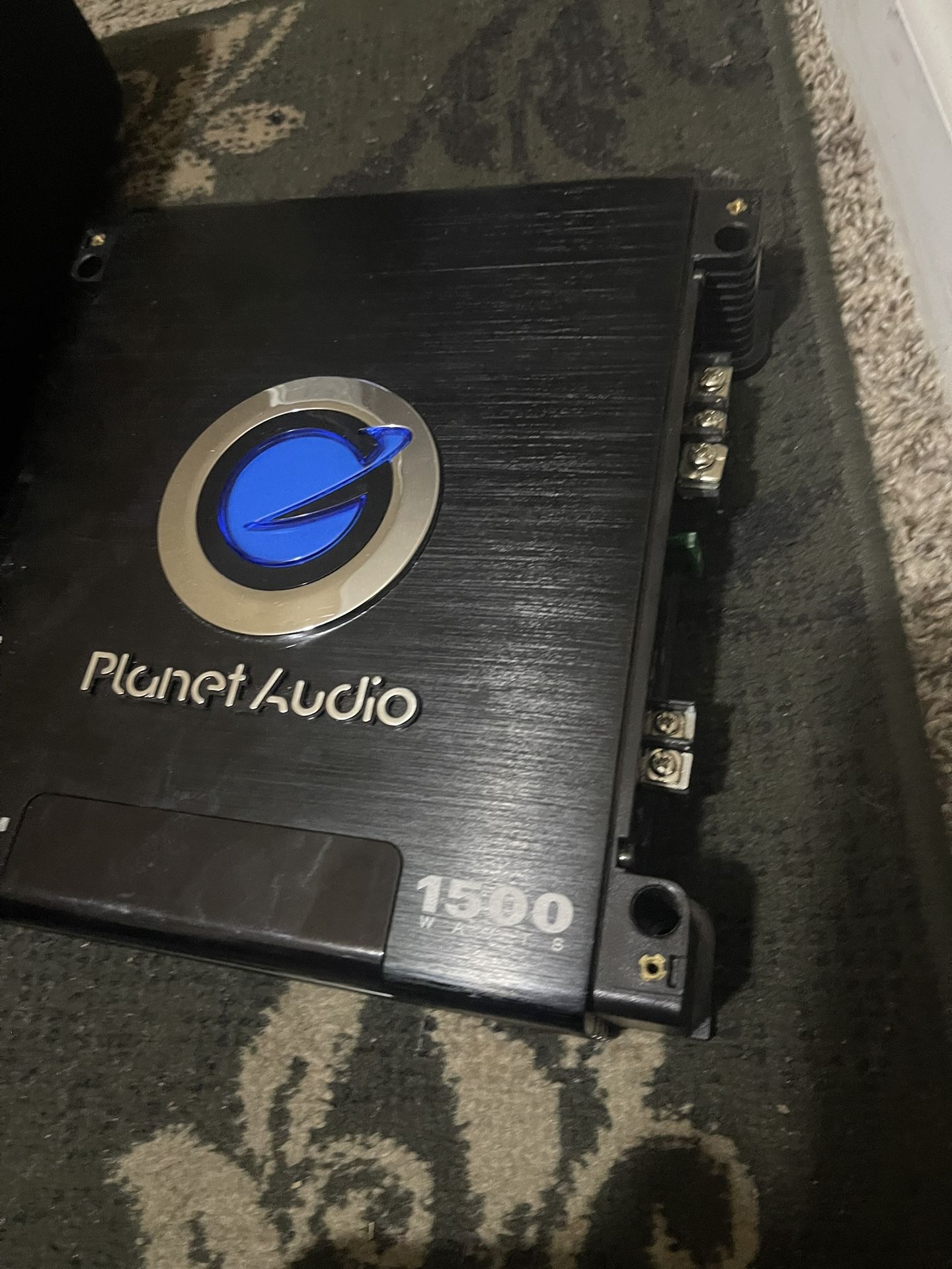 Amplificador de 1500 wats, con cajón con bocinas marca Kicker, 10 pulgadas barato