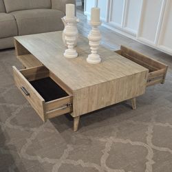 Good Quality Pottery Barn Coffee Table Used, in very good condition. 

55"L x 29.5"D x 17"H

Decor Not Included 

