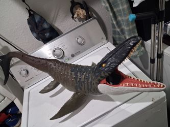 Mattel Jurassic world Rebirth Super Colossal Mosasaurus Action figure dinosaur. Good condition. its missing just the small left fin. ( you can see