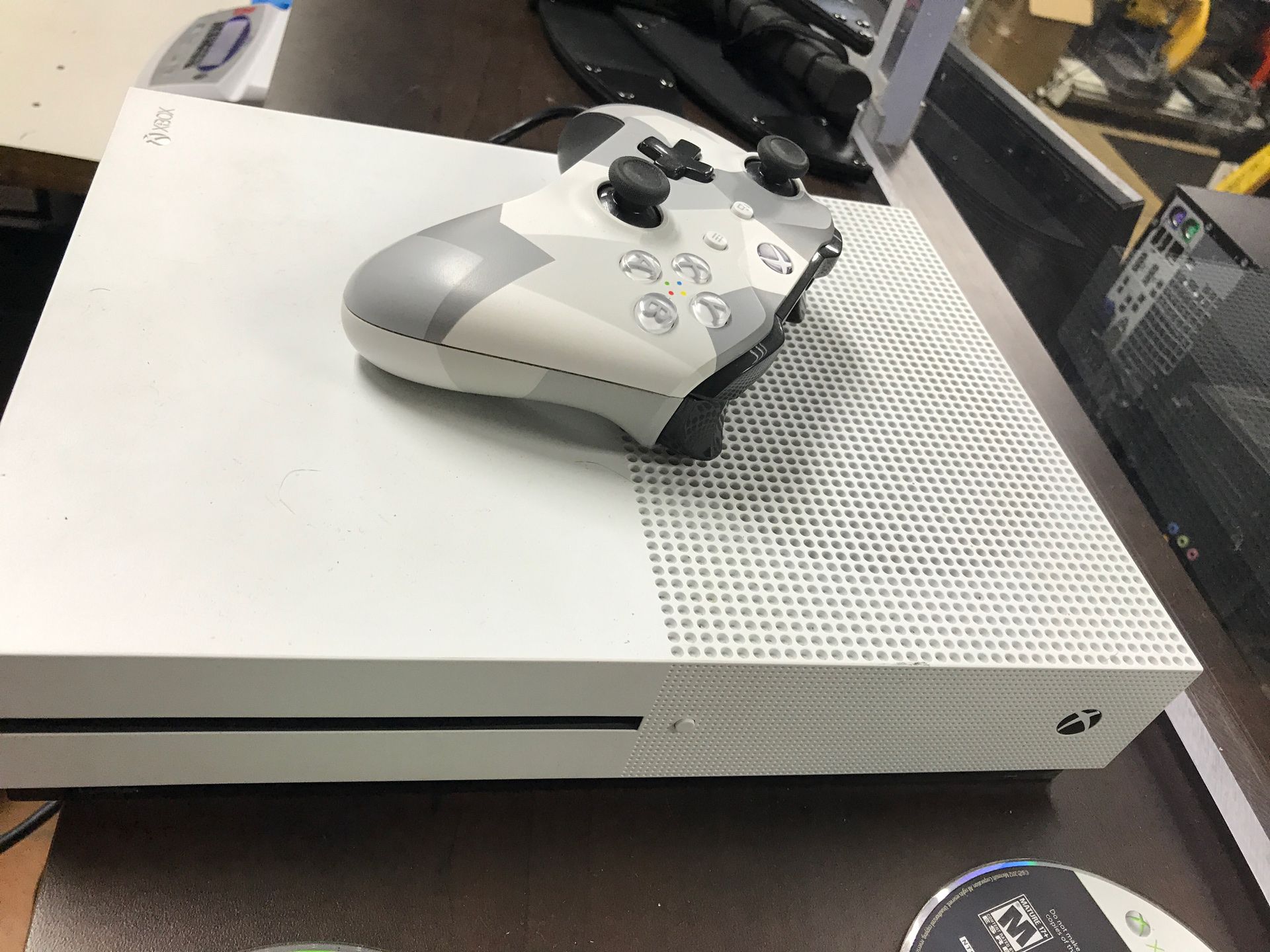 Xbox one s (one controller) READ PLEASE