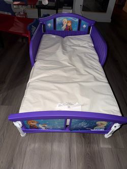 Frozen Toddler bed with mattress & sheets