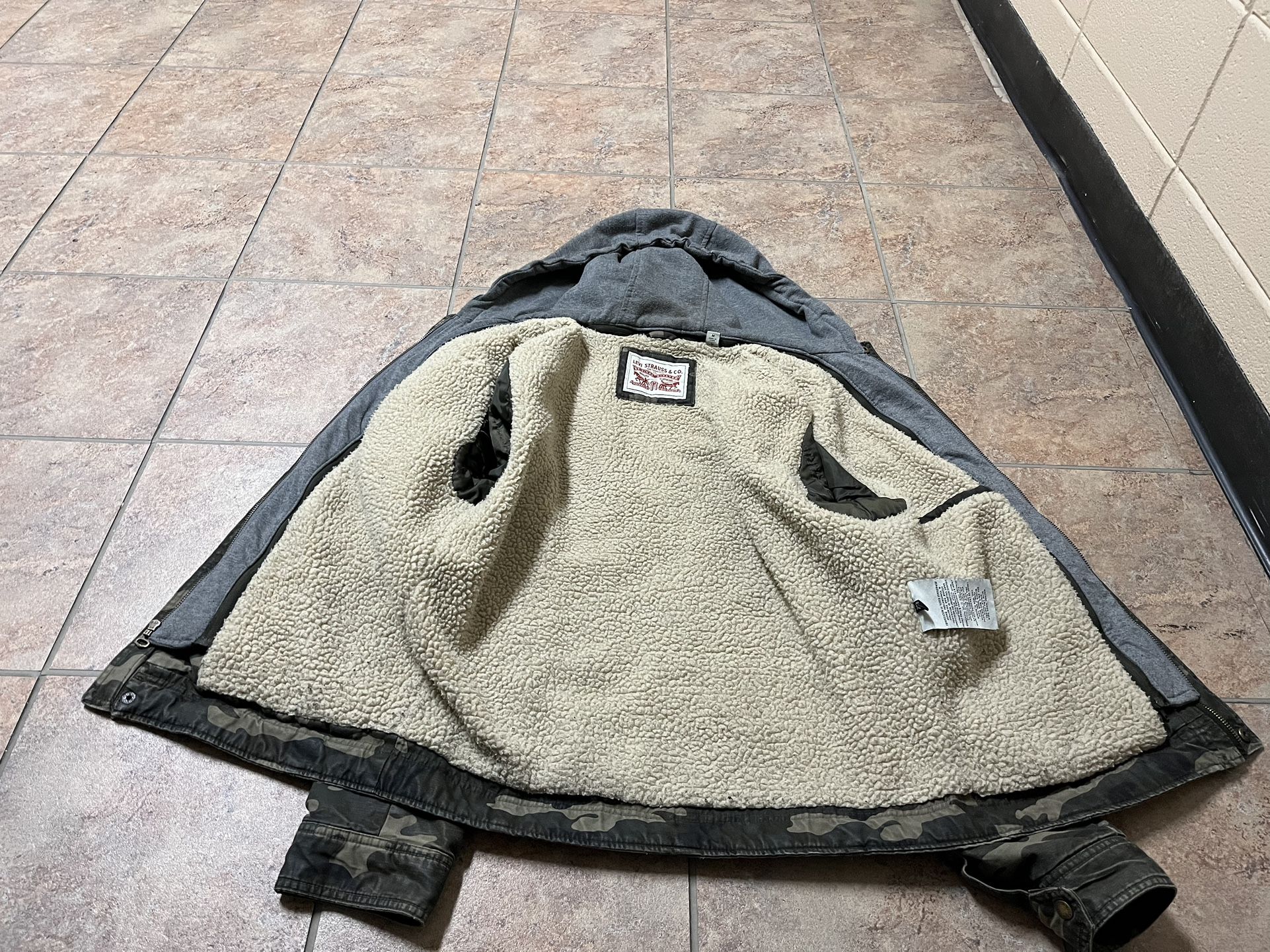 Size L Levi’s Sherpa lined camo jacket with Detachable hood
