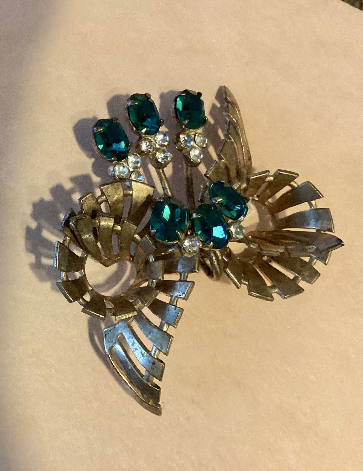 Delightful VTG brooch, emerald green rhinestones