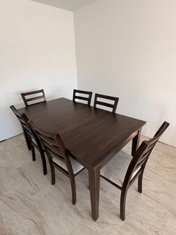 6 Piece Dining Table Set with Storage – Excellent Condition