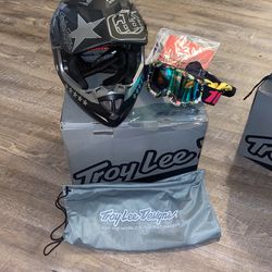 Troy Lee Designs SE4 Size Large With Two Extra Googles Protector 